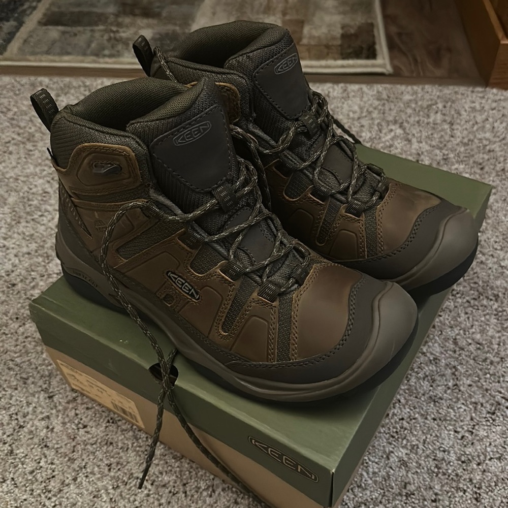 Keen Circadia mid boots size 9.5